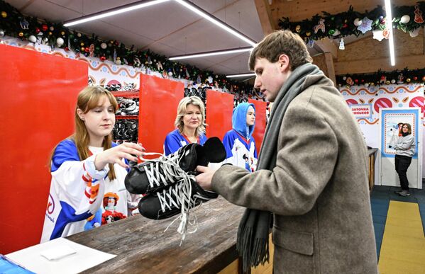 Как сообщается на  сайте ГУМ-катка, каждую субботу под руководством опытных тренеров "Красной машины" – национальной программы подготовки хоккеистов – здесь можно будет учиться играть в хоккей или совершенствовать свои умения в этом виде спорта.  - Sputnik Казахстан