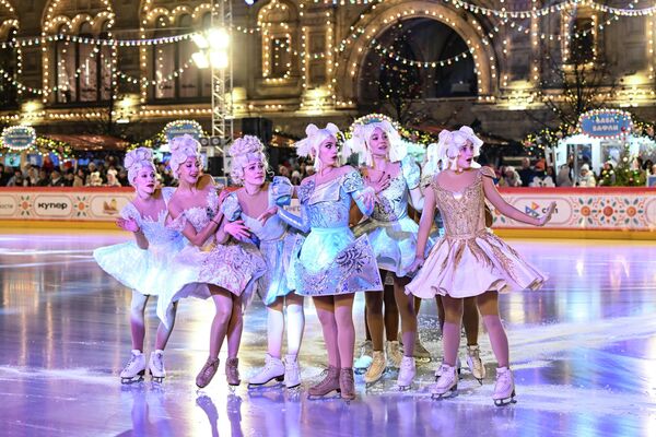 Весёлые барышни, сказочные персонажи, фантастические звери и птицы создают невероятное ощущение сказки и волшебства.  - Sputnik Казахстан