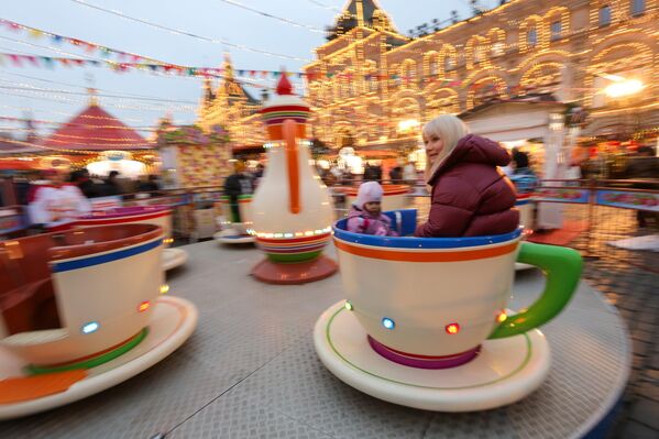 В этом году вдохновением стала знаменитая дымковская игрушка – яркий глиняный сувенир, родом из Вятки, который легко узнать по белому фону, расписанному насыщенными цветами, кругами и геометрическими узорами.  - Sputnik Казахстан