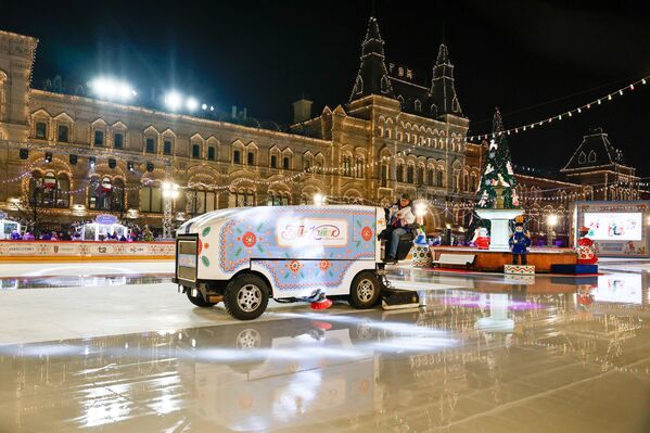 Продолжительность каждого сеанса – один час. За это время можно успеть не только насладиться катанием под звон Кремлевских курантов, но и сделать атмосферные фотографии. - Sputnik Казахстан