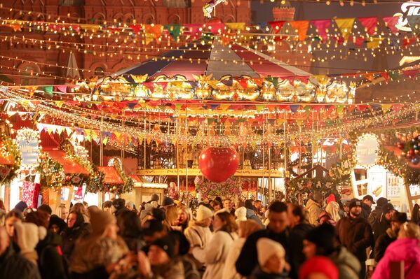 Юбилейный сезон обещает стать особенно атмосферным – с огнями, музыкой, пряными ароматами ярмарки и живым ритмом новогодней Москвы. Это место, где декабрь по-настоящему превращается в сказку, а зима – в самое ожидаемое время года. - Sputnik Казахстан