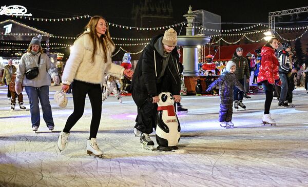 Благодаря своему расположению, качеству льда, уровню организации и вниманию журналистов ГУМ-каток получил негласное звание главного катка России. - Sputnik Казахстан