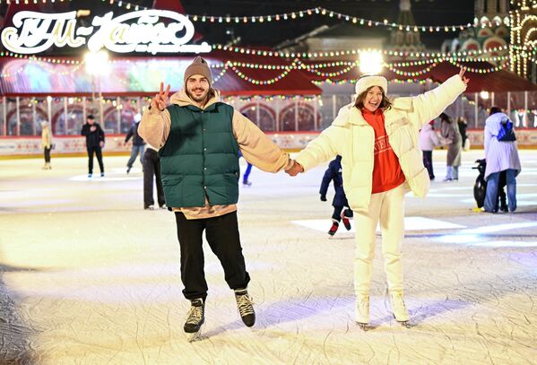 ГУМ-каток работает для всех гостей ежедневно с 1 декабря по 1 марта с 09.00 до 23.30. Заключительный сеанс стартует в 22:30.  - Sputnik Казахстан