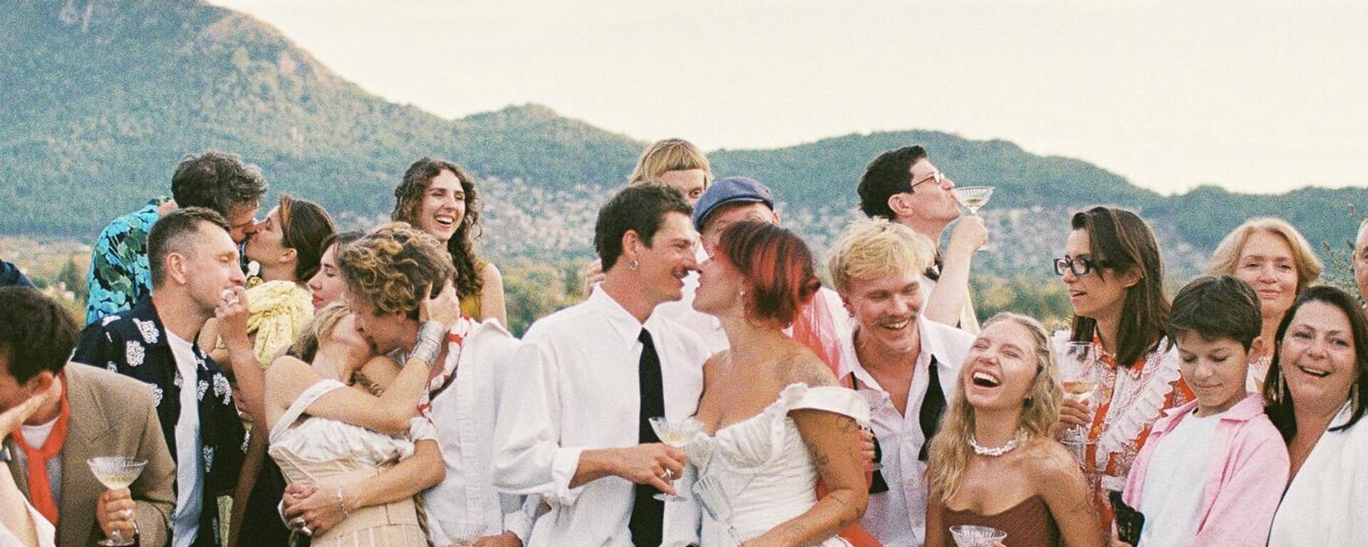 Снимок фотографа Margo Ermolaeva, ставший финалистом  в категории I Do Crew конкурса 2025 International Wedding Photographer of the Year - Sputnik Казахстан, 1920, 08.12.2025