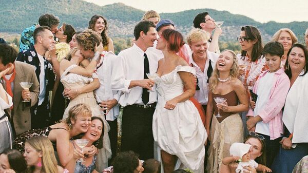 Снимок фотографа Margo Ermolaeva, ставший финалистом  в категории I Do Crew конкурса 2025 International Wedding Photographer of the Year - Sputnik Казахстан