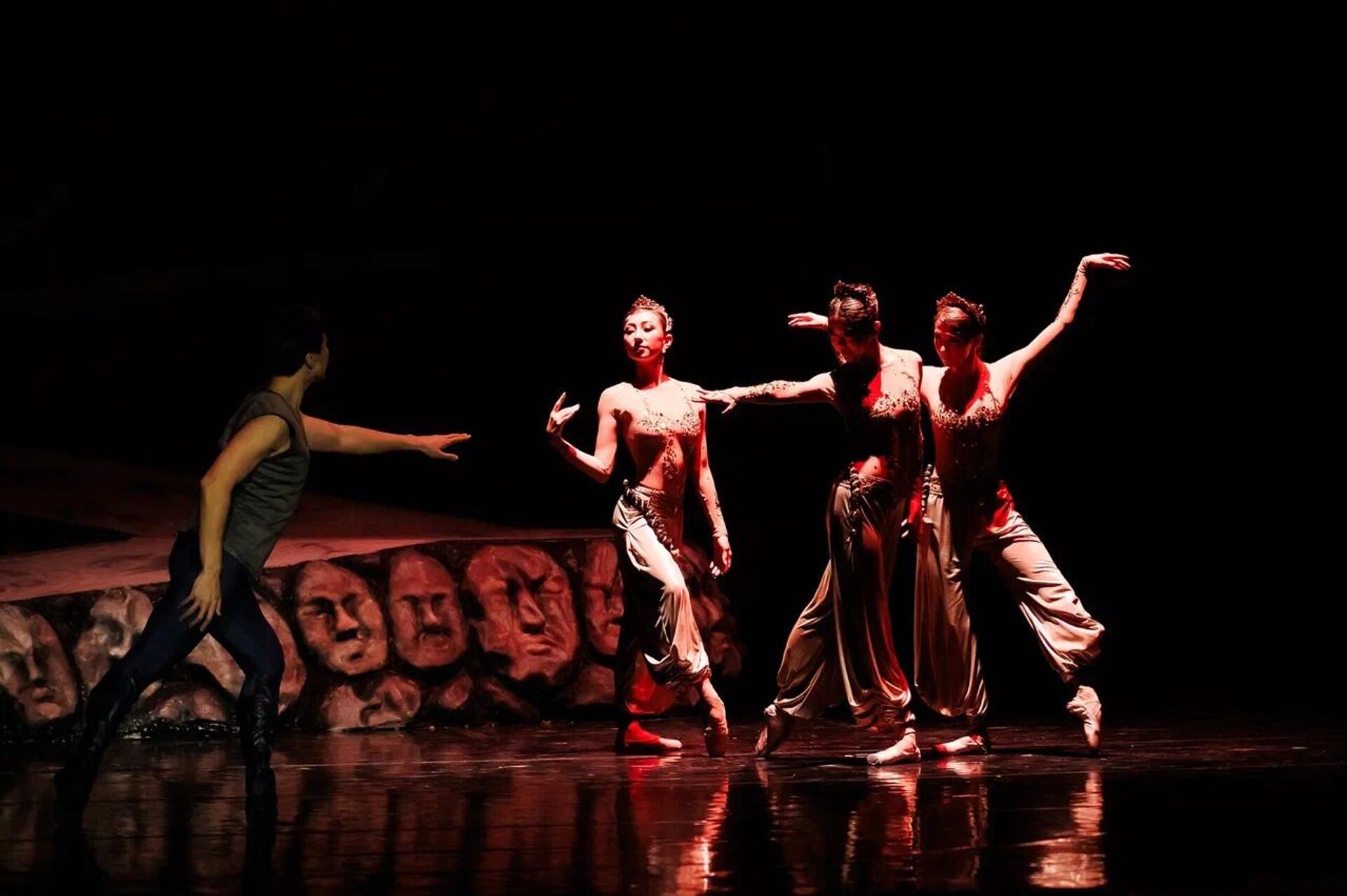 Спектакль стал одним из ключевых событий 92-сезона и прошёл с аншлагом - Sputnik Казахстан, 1920, 02.12.2025