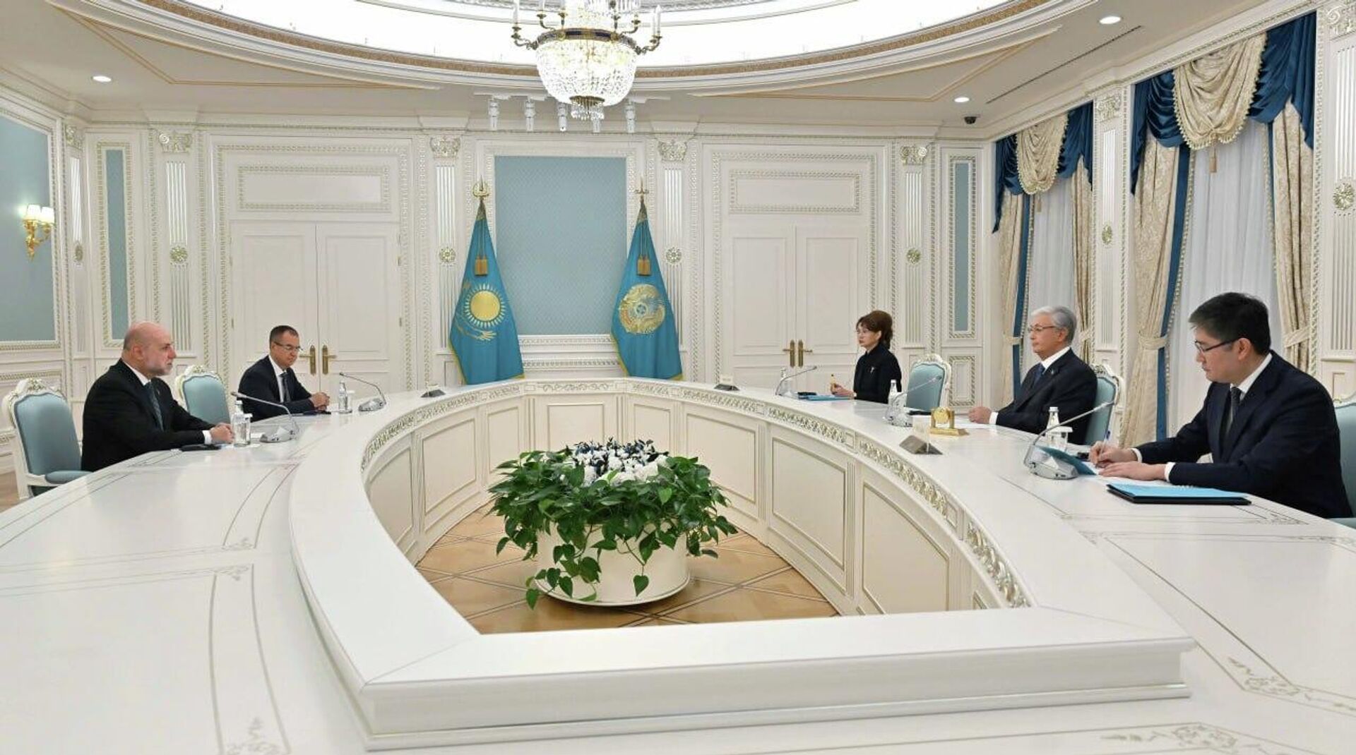 Касым-Жомарт Токаев принял Верховного судью Палестины, советника Президента по делам религий Махмуда аль-Хаббаша - Sputnik Казахстан, 1920, 02.12.2025