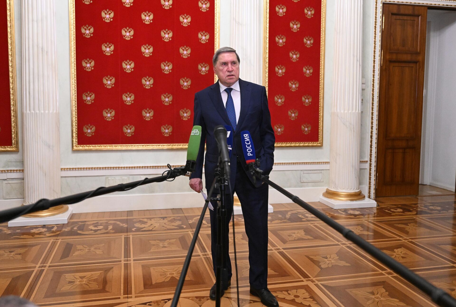 Помощник президента РФ Юрий Ушаков отвечает на вопросы журналистов во время пресс-подхода после встречи президента РФ Владимира Путина и спецпосланника президента США Стивена Уиткоффа - Sputnik Казахстан, 1920, 03.12.2025