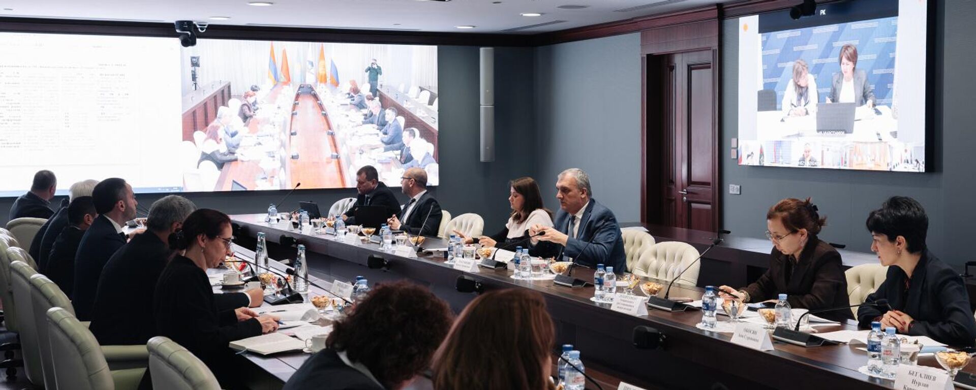 В ЕЭК рассмотрели совершенствование норм Договора о ЕАЭС - Sputnik Казахстан, 1920, 03.12.2025