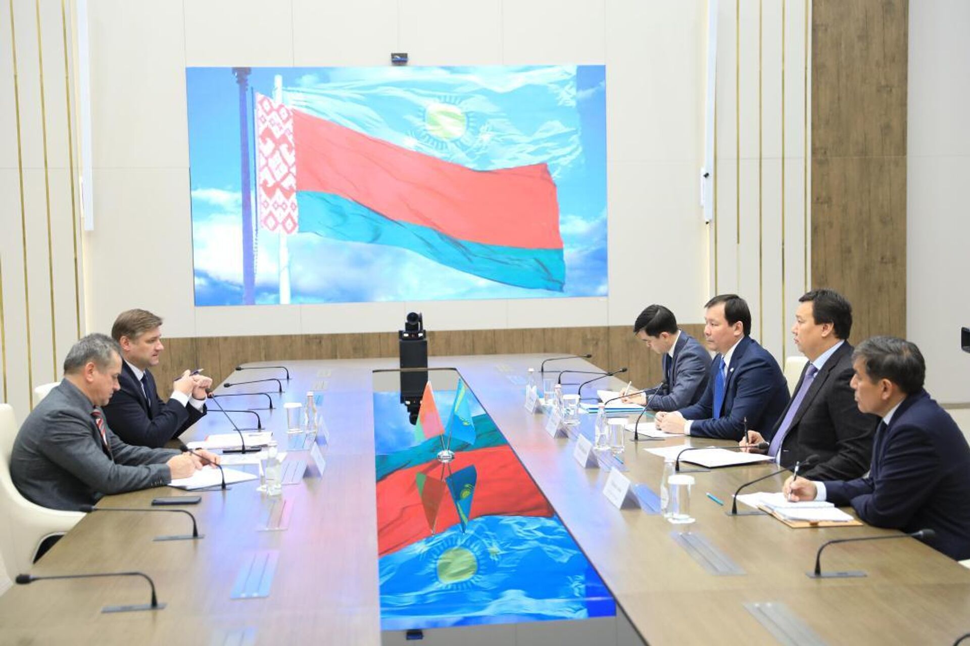 Аким Актюбинской области Асхат Шахаров провел встречу с послом Беларуси в Казахстане Алексеем Богдановым - Sputnik Казахстан, 1920, 04.12.2025