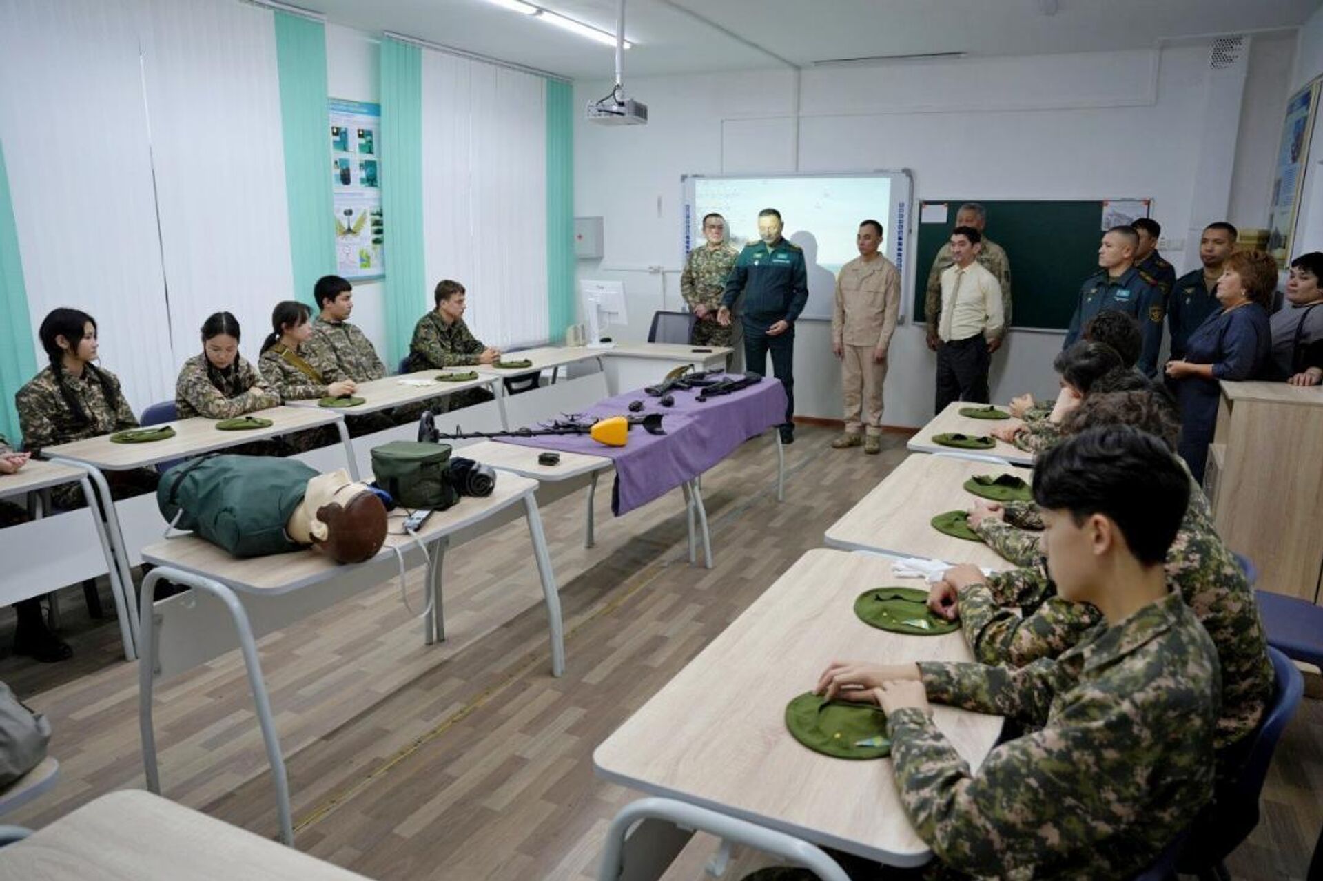 Уроки НВП в школах Казахстана - Sputnik Казахстан, 1920, 04.12.2025