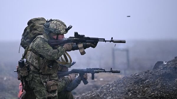 Отработка боевого слаживания военнослужащими 114-й отдельной гвардейской мотострелковой бригады группировки Центр - Sputnik Казахстан