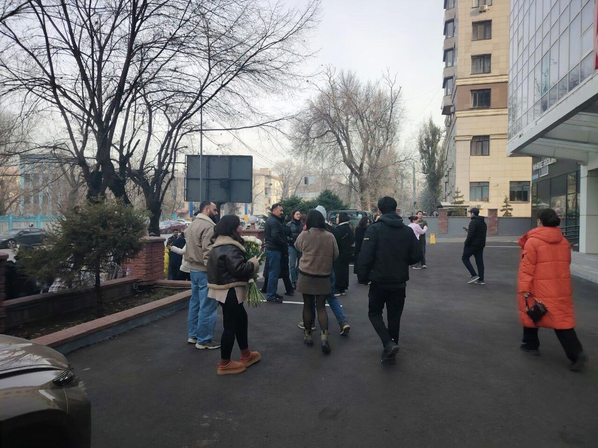 Жители Алматы вышли на улицы во время землетрясения - Sputnik Казахстан, 1920, 04.12.2025