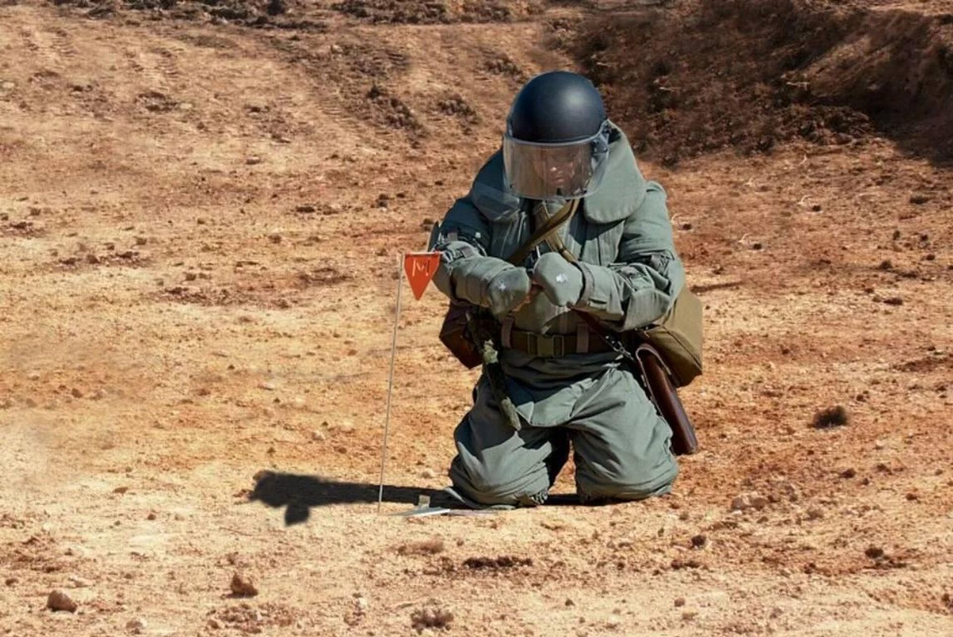 Казахстанские миротворцы обезвреживают взрывоопасные предметы на Голанских высотах Казахстанские миротворцы обезвреживают взрывоопасные предметы на Голанских высотах - Sputnik Казахстан, 1920, 05.12.2025