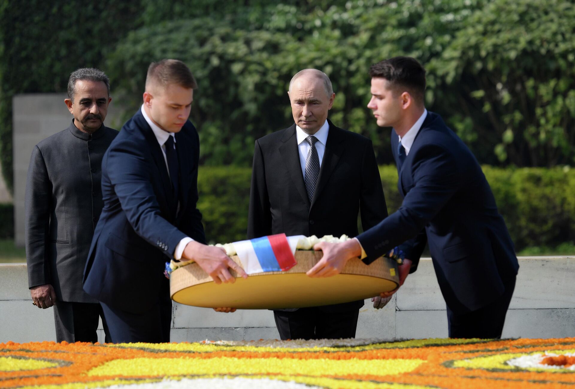 Президент РФ Владимир Путин посещает мемориал Махатмы Ганди в комплексе Раджгхат в Индии - Sputnik Казахстан, 1920, 05.12.2025