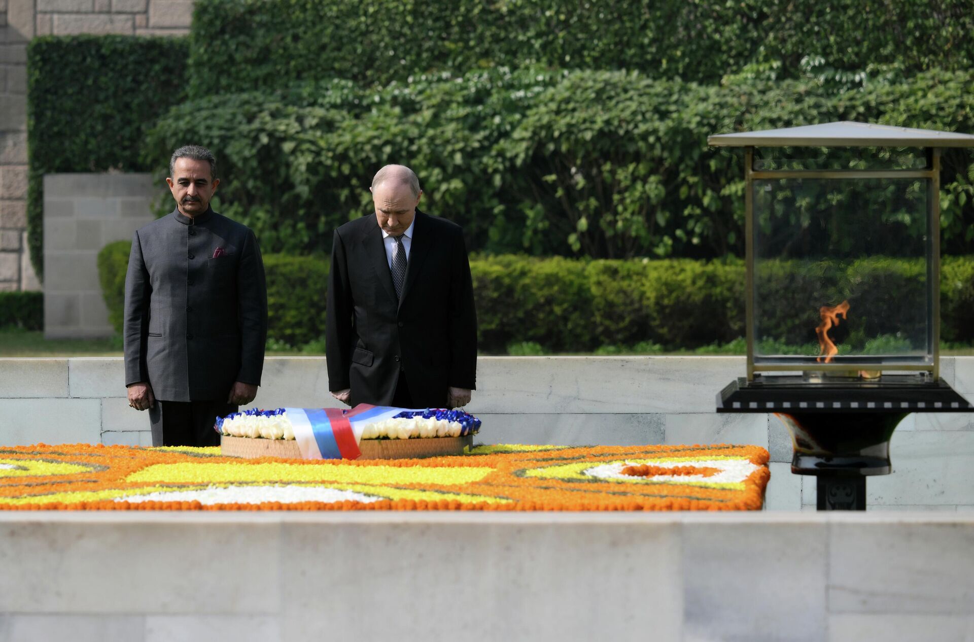 Президент РФ Владимир Путин посещает мемориал Махатмы Ганди в комплексе Раджгхат в Индии - Sputnik Казахстан, 1920, 05.12.2025