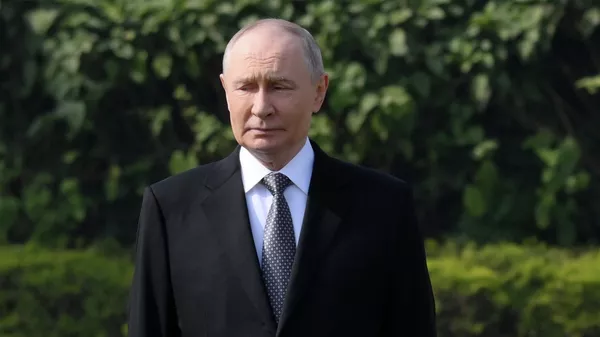 Президент РФ Владимир Путин посещает мемориал Махатмы Ганди в комплексе Раджгхат в Индии - Sputnik Казахстан