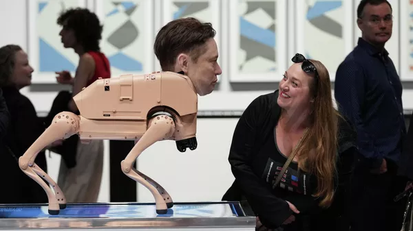 Посетительница смотрит на робота, похожего на Илона Маска, на инсталляции под названием Обычные животные художника Бипла на выставке Art Basel Miami Beach в Майами-Бич, штат Флорида, США - Sputnik Казахстан