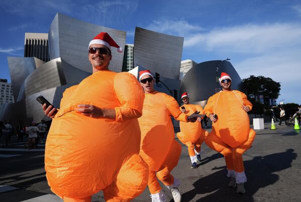 Бегуны принимают участие в благотворительном забеге в День благодарения в центре Лос-Анджелеса, США. - Sputnik Казахстан