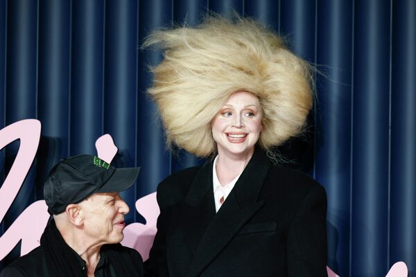 Актриса Гвендолин Кристи позируют фотографам на церемонии вручения премии The Fashion Awards 2025 в Лондоне. - Sputnik Казахстан