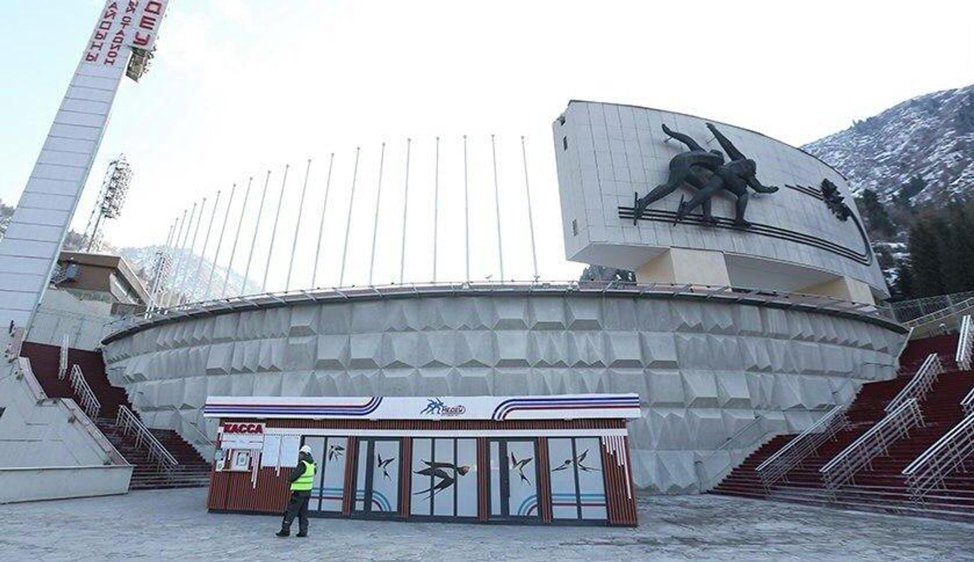 Аким Алматы Дархан Сатыбалды ознакомился с реконструкцией катка Медео - Sputnik Қазақстан, 1920, 07.12.2025