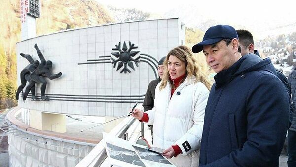 Алматы әкімі Дархан Сатыбалды Медеу биік таулы спорт кешенін қайта жаңғырту жұмыстарының барысымен танысты - Sputnik Қазақстан