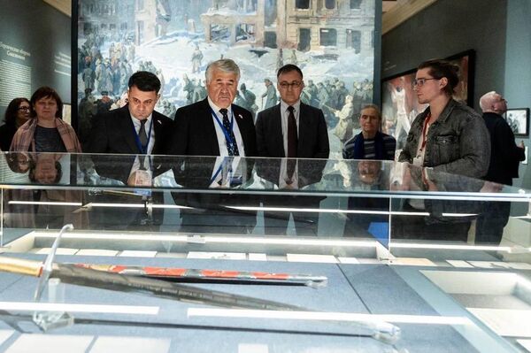 Парламентарии ОДКБ посетили экспозицию в Москве Великая Победа. Россия – Моя история Парламентарии ОДКБ посетили экспозицию в Москве Великая Победа. Россия – Моя история - Sputnik Казахстан