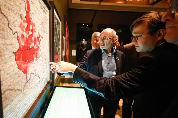 Члены парламентских делегаций осмотрели выставки, посвященные подвигу советского народа в годы Великой Отечественной войны Члены парламентских делегаций осмотрели выставки, посвященные подвигу советского народа в годы Великой Отечественной войны - Sputnik Казахстан