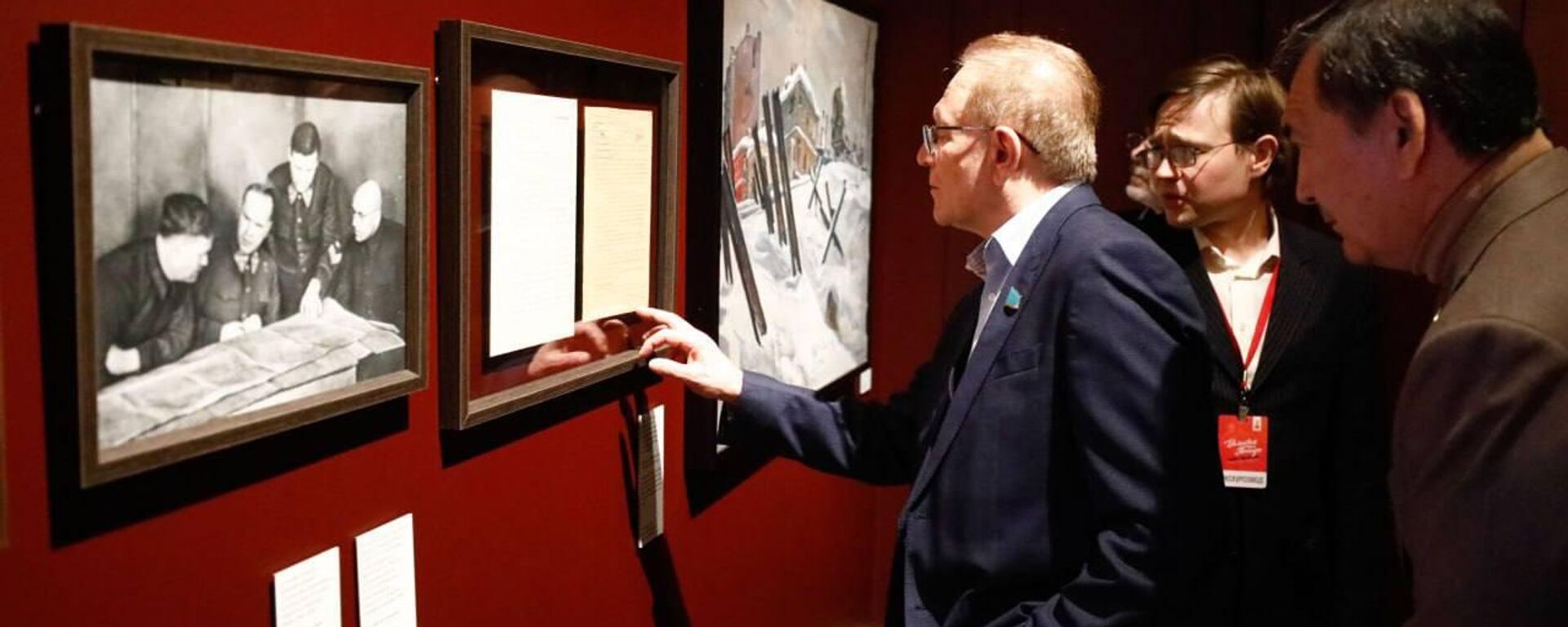 Члены парламентских делегаций осмотрели выставки, посвященные подвигу советского народа в годы Великой Отечественной войны  - Sputnik Казахстан, 1920, 08.12.2025