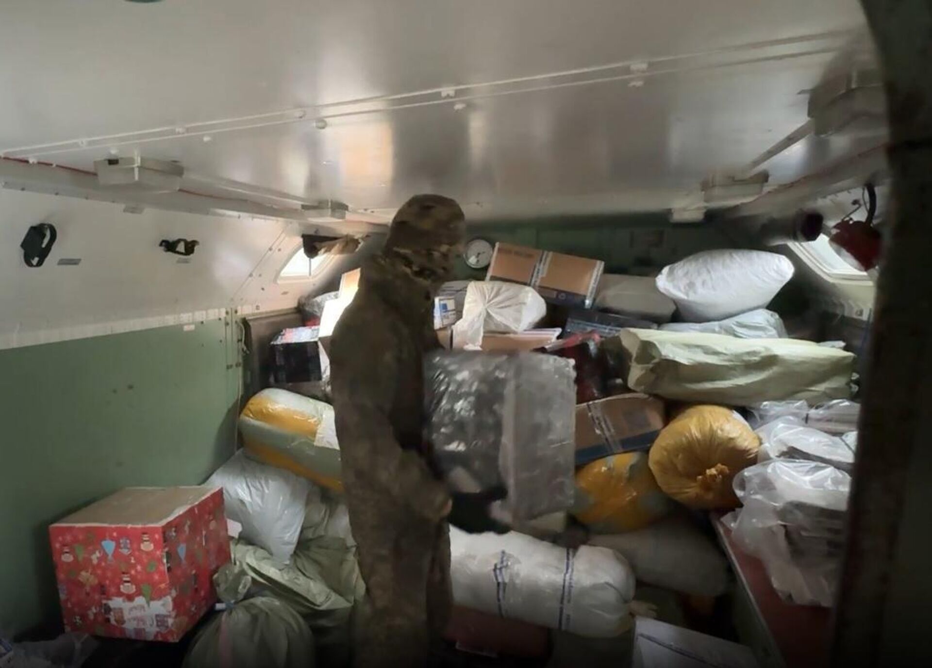 Специалисты фельдъегерско-почтовой связи группировки Восток  доставляют почту и посылки военнослужащим в зоне СВО - Sputnik Казахстан, 1920, 08.12.2025