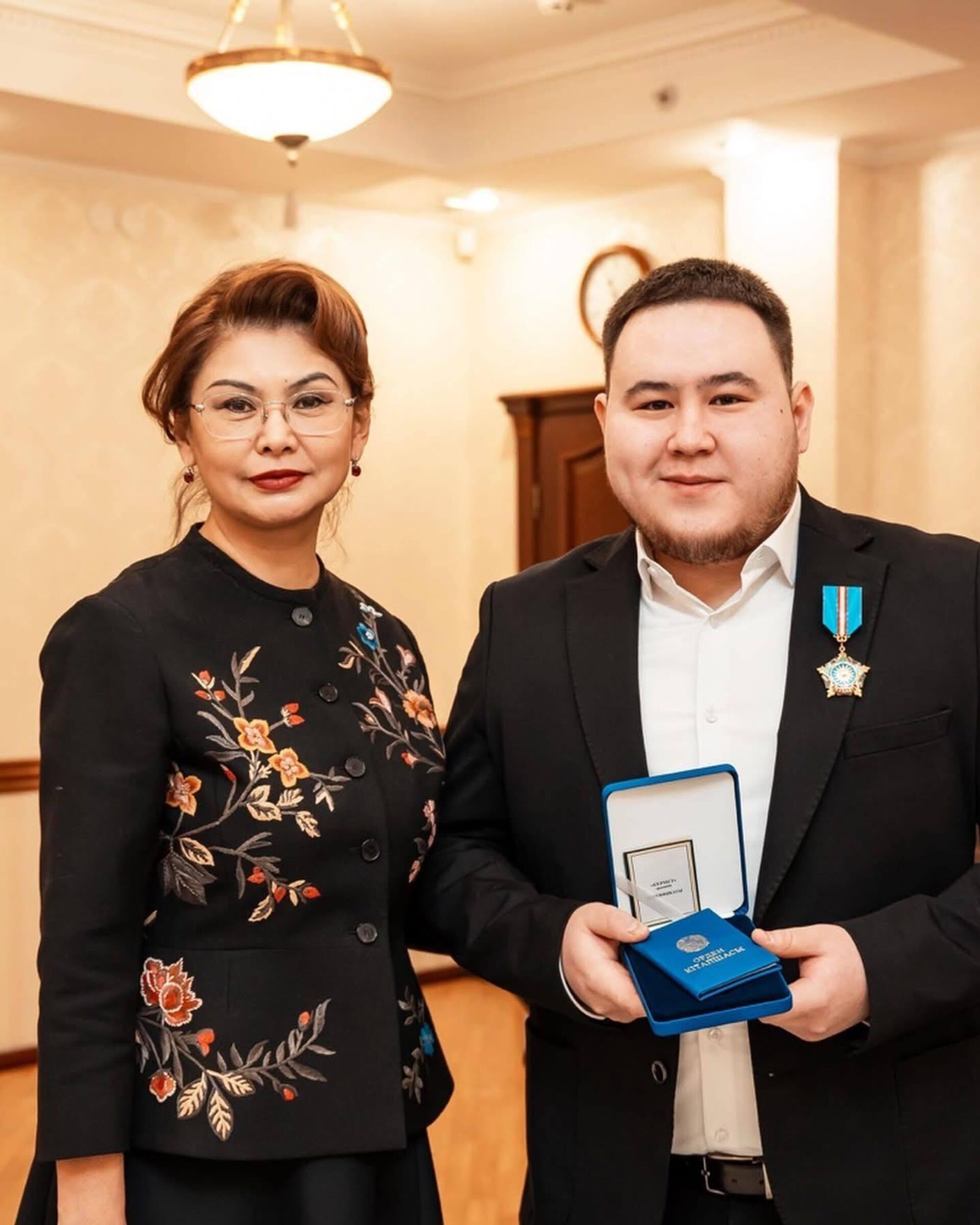 Глава Минкультуры и информации Казахстана Аида Балаева и музыкант Иманбек Зейкенов - Sputnik Казахстан, 1920, 08.12.2025