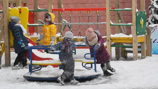 Дети на игровой площадке во Владивостоке - Sputnik Казахстан