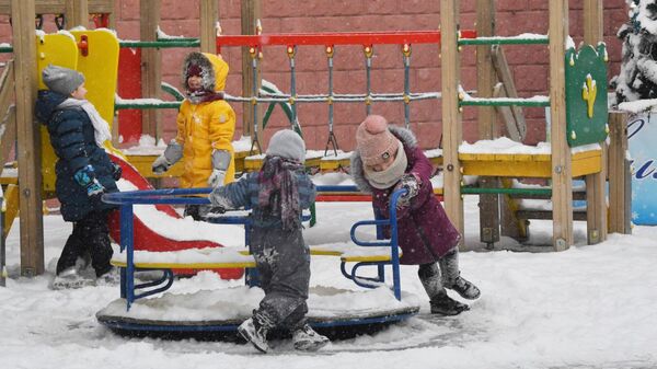 Дети на игровой площадке во Владивостоке - Sputnik Казахстан