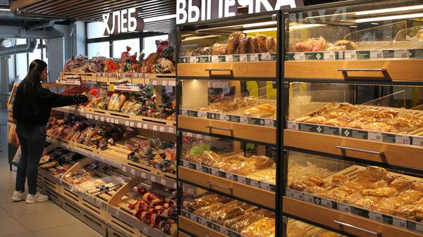 Хлебная продукция на полках в магазине в Москве - Sputnik Казахстан