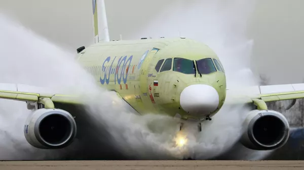 Импортозамещенный самолет Superjet-100 (Суперджет-100) проходит испытание двигателей ПД-8 на защиту от воды - Sputnik Казахстан