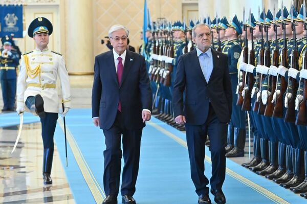 Касым-Жомарт Токаев и Масуд Пезешкиан в Акорде - Sputnik Казахстан