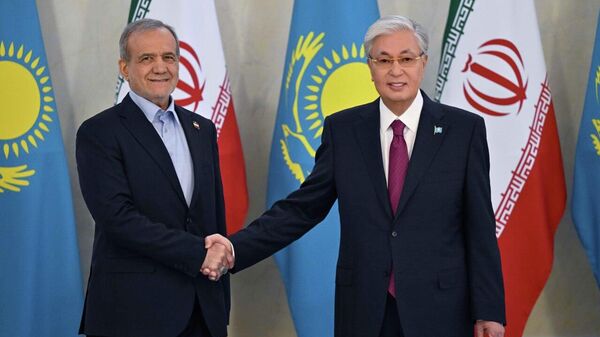 Тоқаев Иранның көрші елдерге шабуылдан бас тарту туралы шешімін құптайды - Sputnik Қазақстан