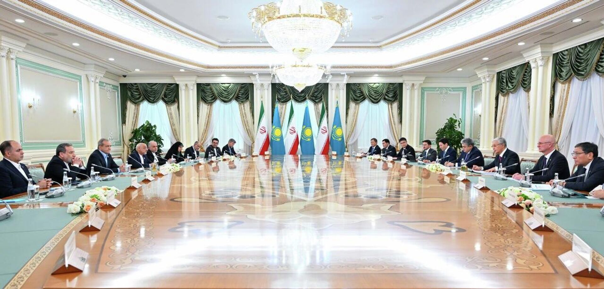 Переговоры Касым-Жомарта Токаева и Масуда Пезешкиана в расширенном составе с участием делегаций двух стран - Sputnik Казахстан, 1920, 11.12.2025