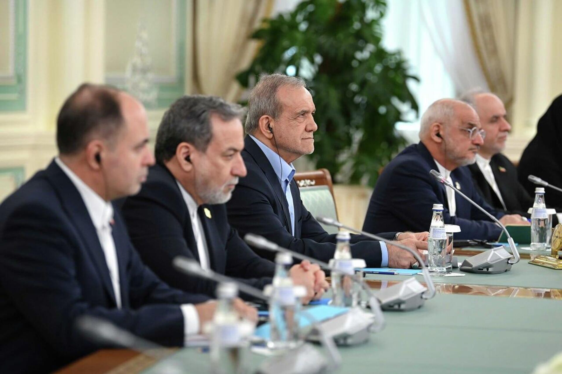 Переговоры Касым-Жомарта Токаева и Масуда Пезешкиана в расширенном составе с участием делегаций двух стран - Sputnik Казахстан, 1920, 11.12.2025