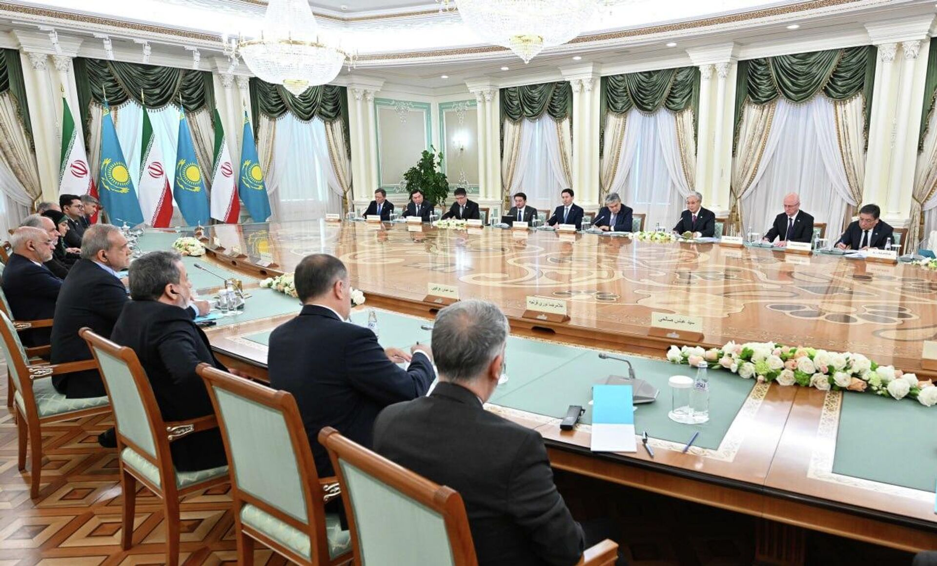 Переговоры Касым-Жомарта Токаева и Масуда Пезешкиана в расширенном составе с участием делегаций двух стран - Sputnik Казахстан, 1920, 11.12.2025