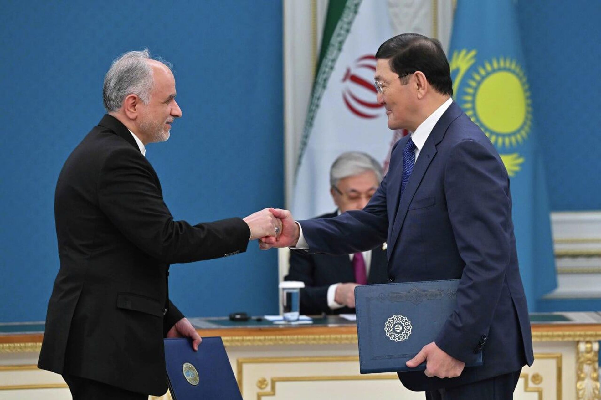 Обмен подписанными межправительственными и межведомственными документами между Казахстаном и Ираном - Sputnik Казахстан, 1920, 11.12.2025