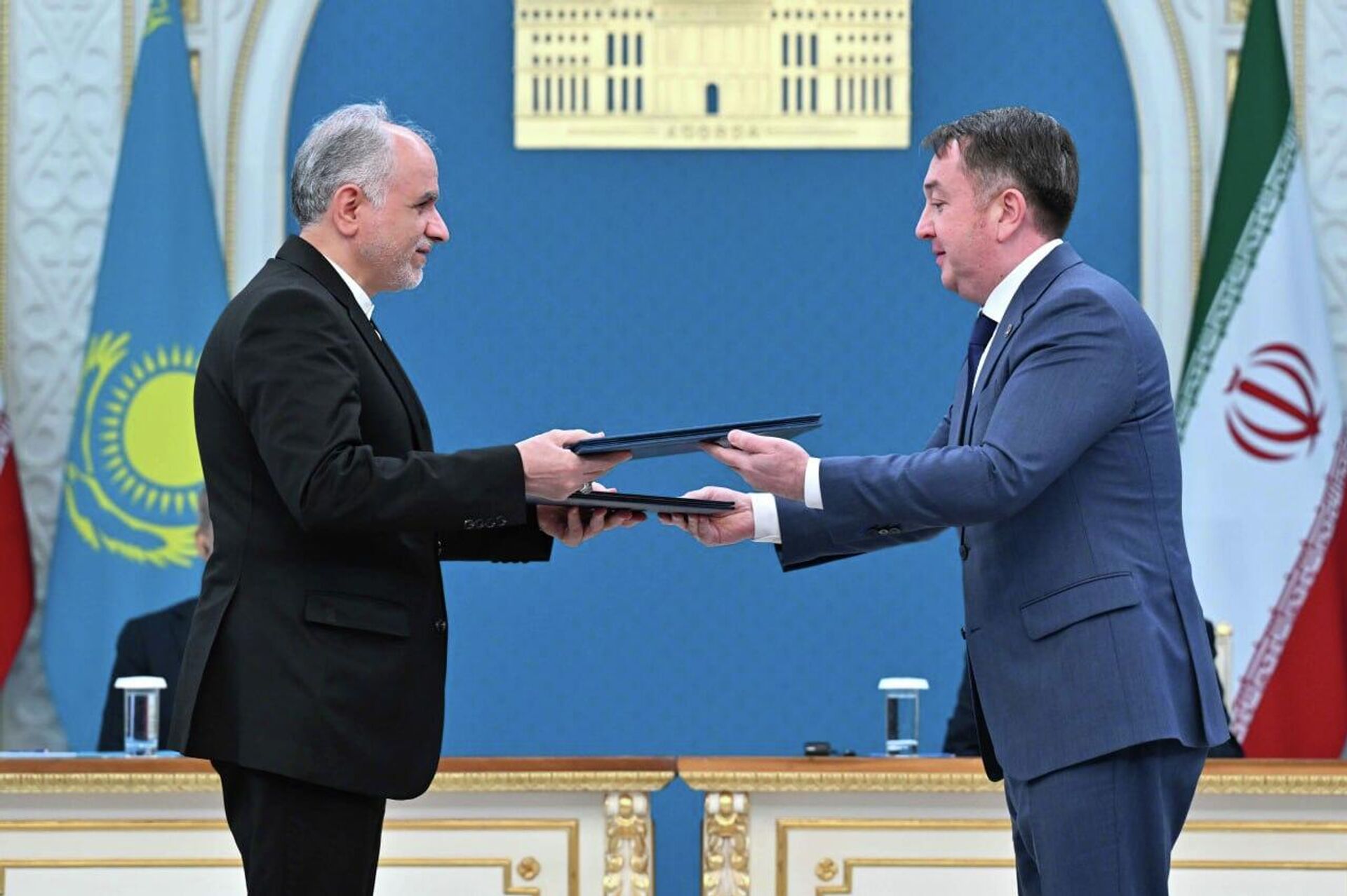Обмен подписанными межправительственными и межведомственными документами между Казахстаном и Ираном - Sputnik Казахстан, 1920, 11.12.2025