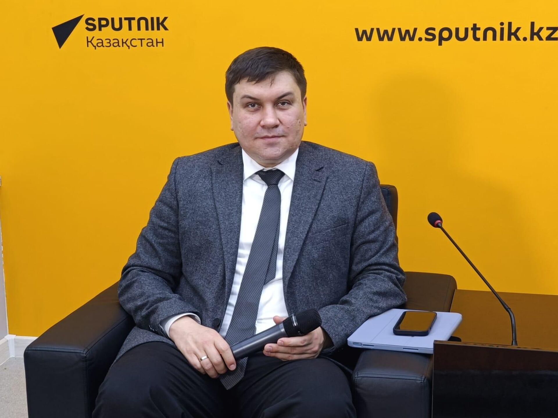 Директор центра аналитических исследований Евразийский мониторинг Алибек Тажибаев  - Sputnik Казахстан, 1920, 11.12.2025