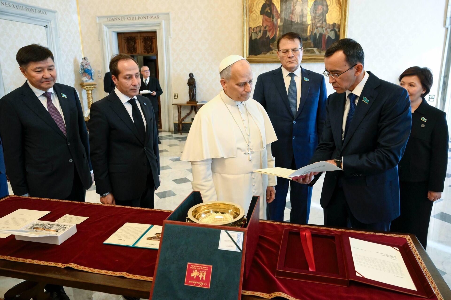 Спикер Сената Маулен Ашимбаев передал Папе Римскому Льву XIV специальное послание Президента Казахстана Касым-Жомарта Токаева - Sputnik Казахстан, 1920, 11.12.2025