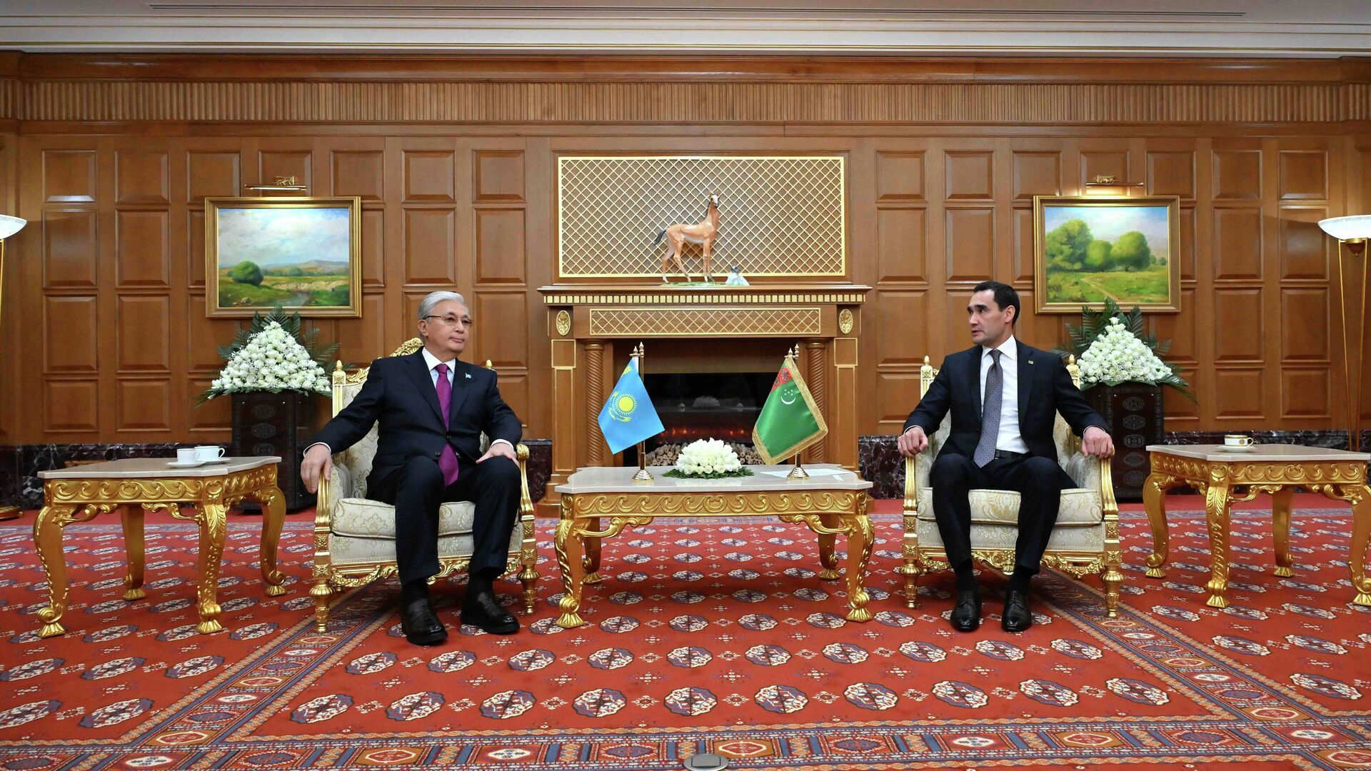 Қасым-Жомарт Тоқаев Ашхабадта Түрікменстан президентімен кездесу өткізді Қасым-Жомарт Тоқаев Ашхабадта Түрікменстан президентімен кездесу өткізді - Sputnik Қазақстан, 1920, 11.12.2025