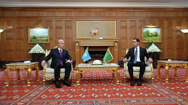 Қасым-Жомарт Тоқаев Ашхабадта Түрікменстан президентімен кездесу өткізді Қасым-Жомарт Тоқаев Ашхабадта Түрікменстан президентімен кездесу өткізді - Sputnik Қазақстан