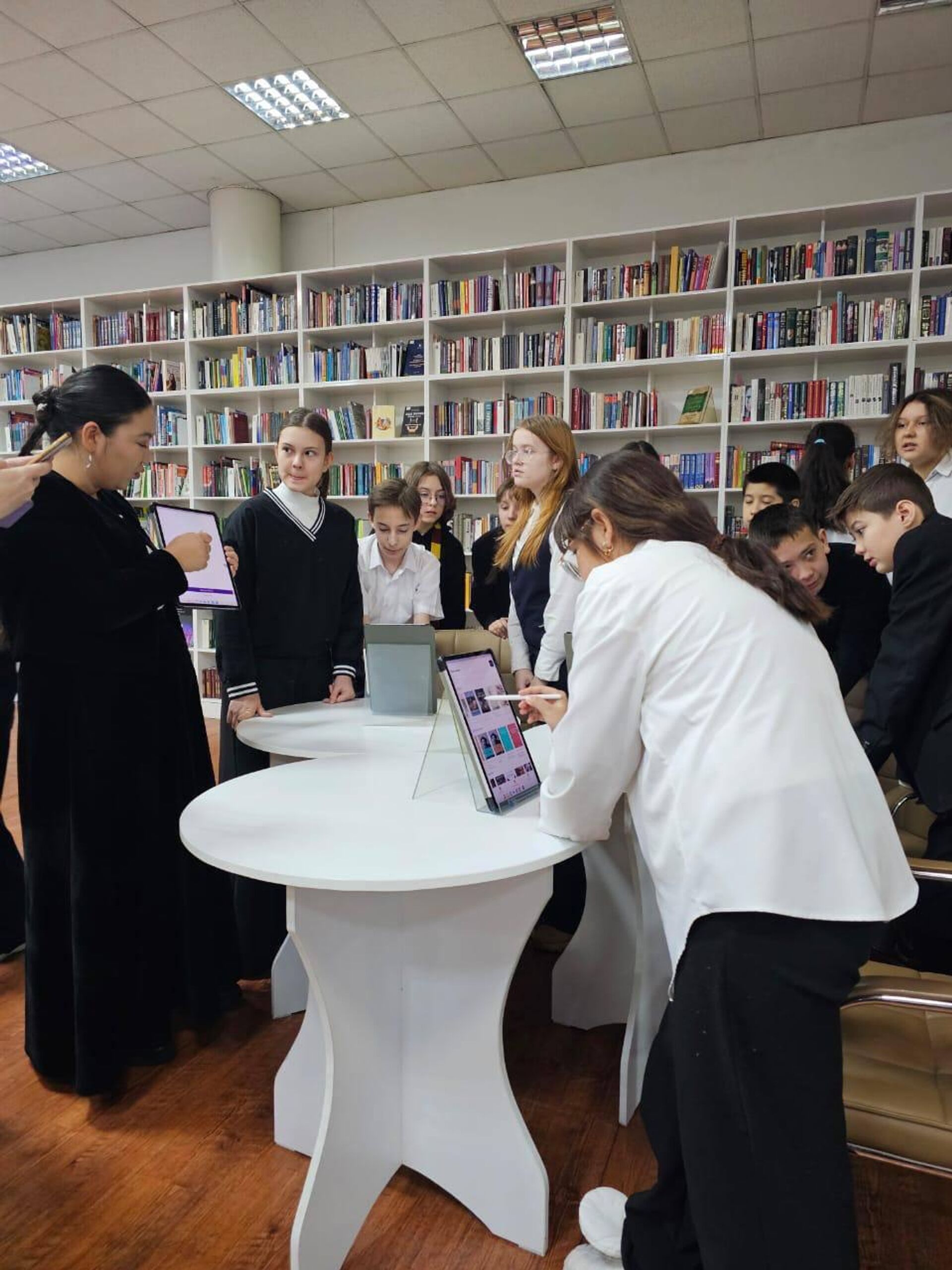 Презентация проекта Национальная электронная библиотека, предоставленной Российской государственной библиотекой, прошла в Национальной библиотеке Казахстана в Астане - Sputnik Казахстан, 1920, 12.12.2025