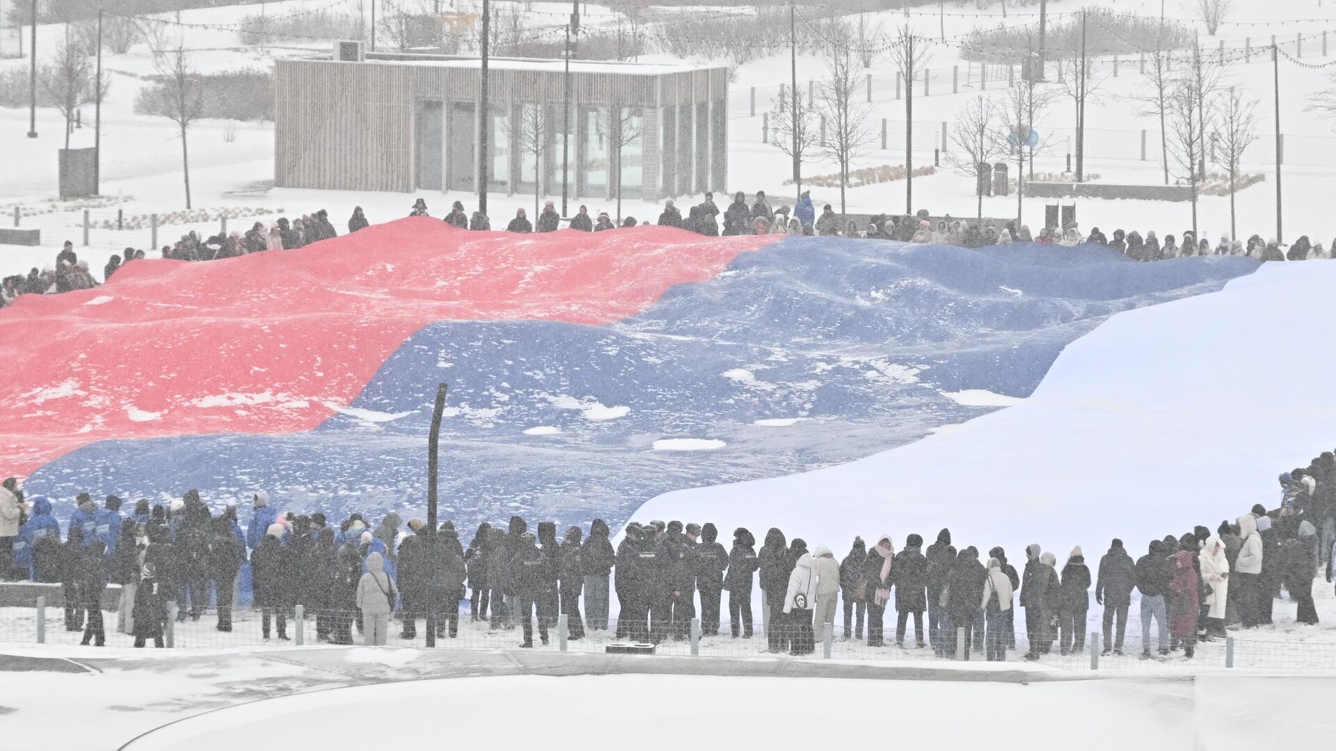 Развертывание флага России в преддверии Дня Конституции на Кремлевской набережной в Казани Развертывание флага России в преддверии Дня Конституции на Кремлевской набережной в Казани - Sputnik Казахстан, 1920, 12.12.2025