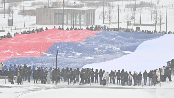 Развертывание флага России в преддверии Дня Конституции на Кремлевской набережной в Казани - Sputnik Казахстан