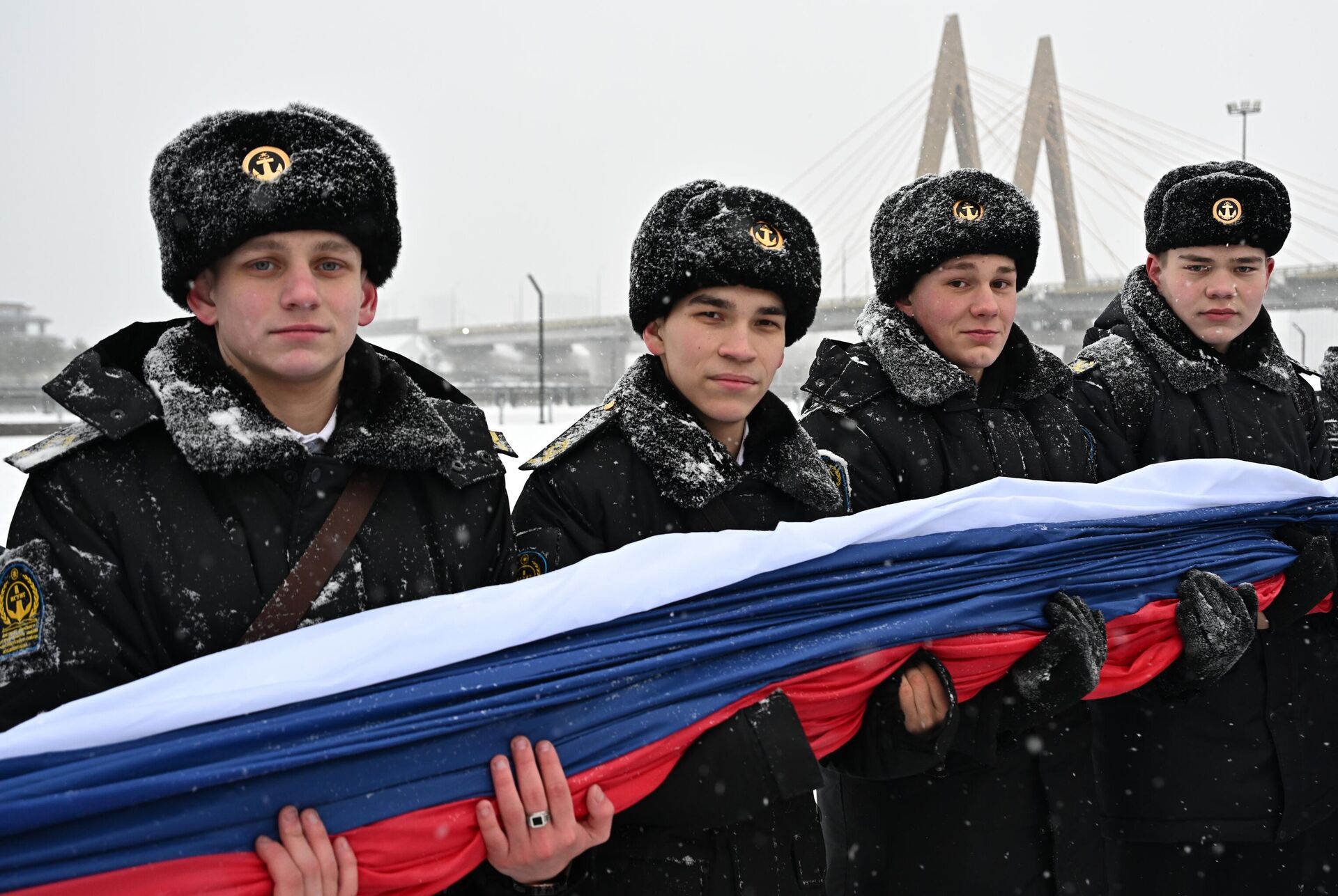 Развертывание флага России в преддверии Дня Конституции на Кремлевской набережной в Казани Развертывание флага России в преддверии Дня Конституции на Кремлевской набережной в Казани - Sputnik Казахстан, 1920, 12.12.2025